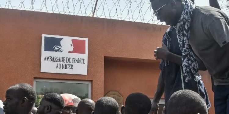 قامت وزارة الخارجية النيجرية التابعة للمجلس العسكري برفع “الحصانة الدبلوماسية” عن السفير الفرنسي في النيجر