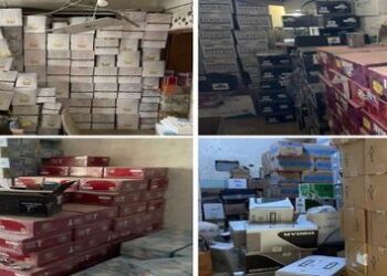 بغداد .. الكمارك تداهم مخزنين للسكائر والمعسل في حي الخضراء