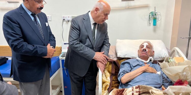 وزير الثقافة يزور الملحن فاروق هلال