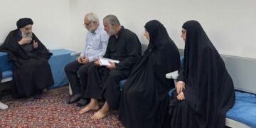 السيد السيستاني يستقبل مجموعة من اهالي الجادرية