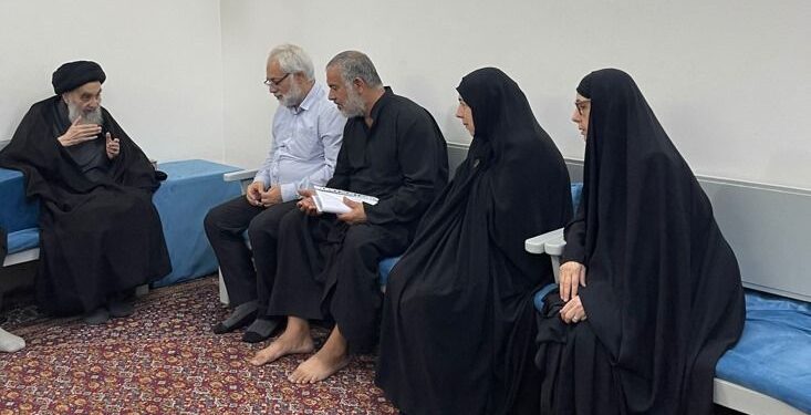 السيد السيستاني يستقبل مجموعة من اهالي الجادرية