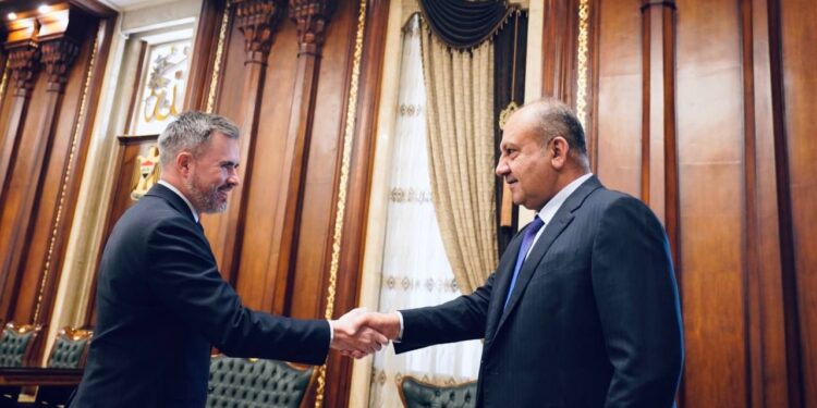 وزير الدفاع يلتقي السفير الكندي