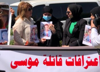 متظاهرات يقفن في بغداد انتصاراً لحق الطفل ” موسى “