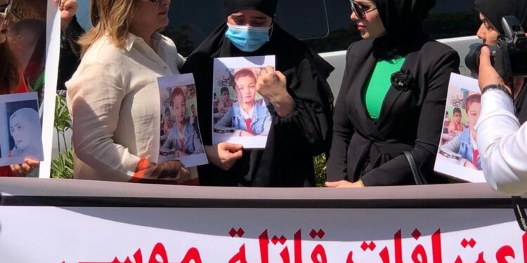 متظاهرات يقفن في بغداد انتصاراً لحق الطفل ” موسى “