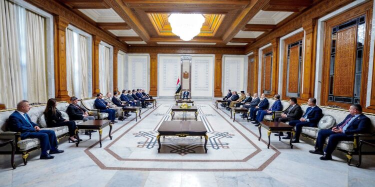 رئيس الجمهورية يعقد اجتماع موسع مع وزير الخارجية وعددا من المسؤولين