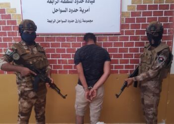 البصرة .. القبض على متهم وضبط كمية من المخدرات بعد ان قام زورق ايراني برميها بكيس الى المتهم