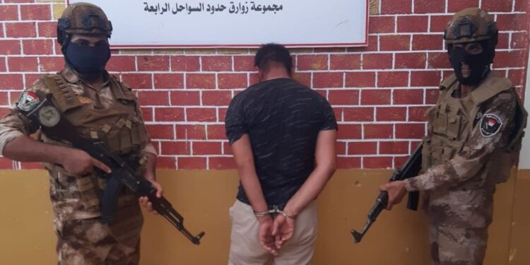 البصرة .. القبض على متهم وضبط كمية من المخدرات بعد ان قام زورق ايراني برميها بكيس الى المتهم