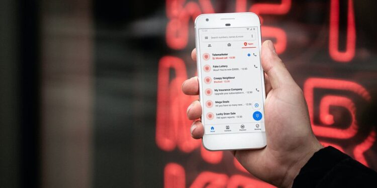محتالون يتاجرون بمئات آلاف الأشخاص “عبر الإنترنت”