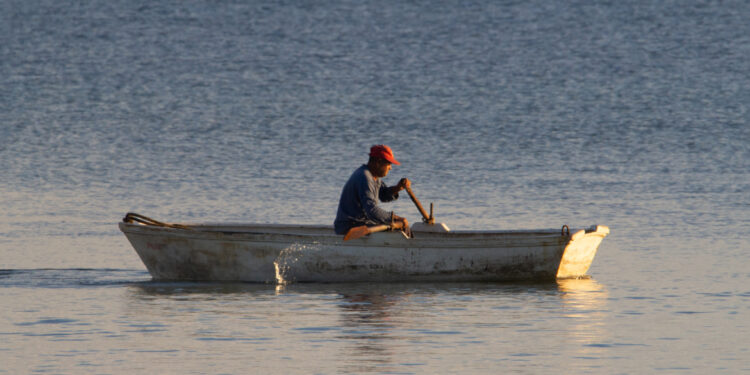 صياد يعثر على قرط ذهبي مفقود في البحر منذ 23 عاماً ويعيده لصاحبه