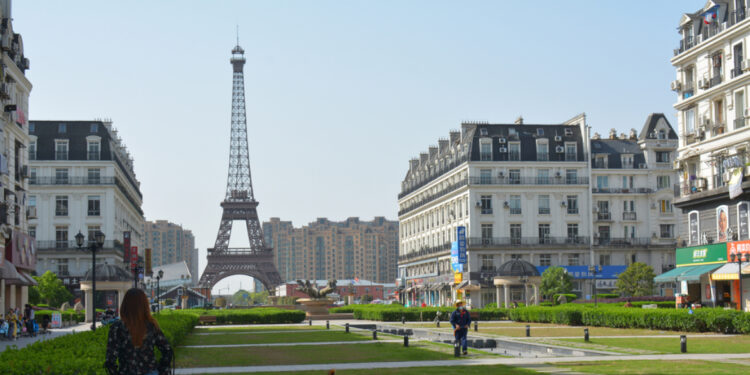 الصين تستنســـخ “مدناً كاملة” لتعزيز السياحة الداخلية