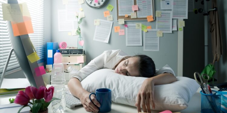 شركة يابانية تطور “كبسولة للنوم” أثناء الوقوف خاصة بالموظفين