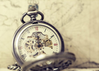 أشهر 4 ساعات صنعها المسلمون ,, إحداها هدية (هارون الرشيد) لـ (شارلمان)