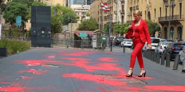 لبنان .. ناشطين يرشون الطلاء الأحمر في محيط مجلس النواب اللبناني