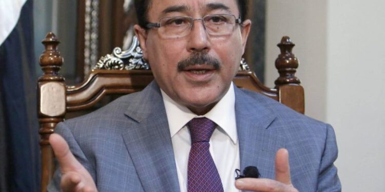 العلاق .. البنك المركزي “يخوض معركة” ضد مهربي الدولار