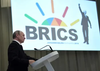 بوتين .. التخــلي عن الدولار كــ”عملة عالمية” لا رجعة فيه