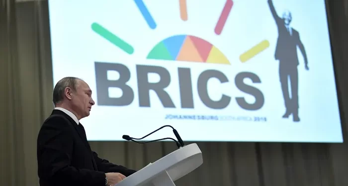 بوتين .. التخــلي عن الدولار كــ”عملة عالمية” لا رجعة فيه