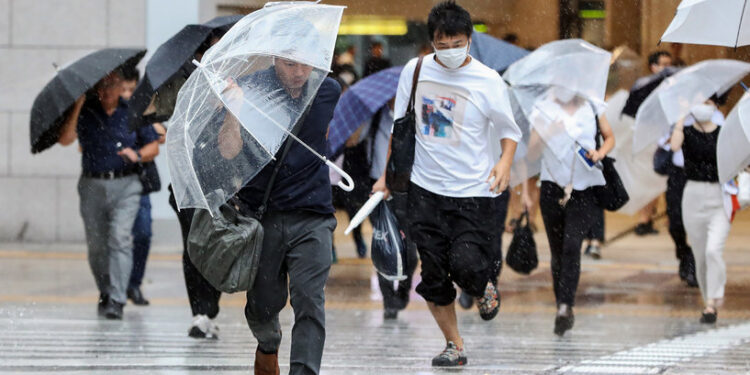 اليابان .. عاصفة مدارية تصب امطار شهر في ساعات