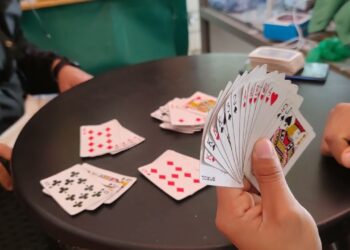 لعبة الورق… حين تتسلى بمصائر الأمم
