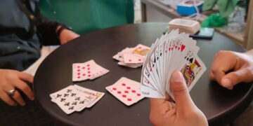 لعبة الورق… حين تتسلى بمصائر الأمم