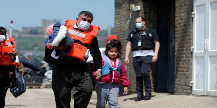 بريطانيا.. تزوّيد طالبي اللجوء “أساور للتعقب”