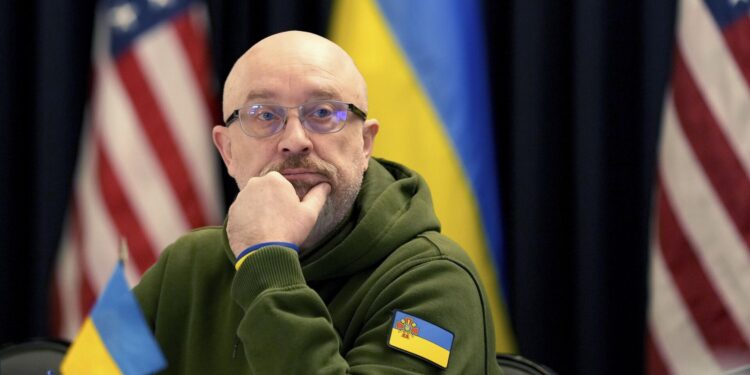 زيلينسكي يقيل وزير الدفاع الأوكراني