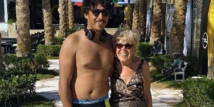 عجوز بريطانية تنقلب على زوجها المصري ,,, يصغرها بـ 46 عاما