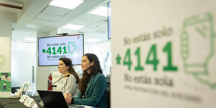 تشيلي .. اتاحة خط ساخن للراغبيــن في الانتحــار