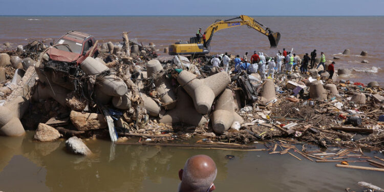 ليبيا.. فرق الإنقاذ تواصل البحث عن ناجين