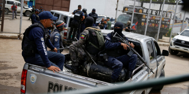 فنزويلا .. السلطات تقتحم سجناً وتعثر على ملاعب ونساء لكنهم “لـــم يجدوا” زعيم المافيا المعتقل ,,, منتجعاً فاخراً