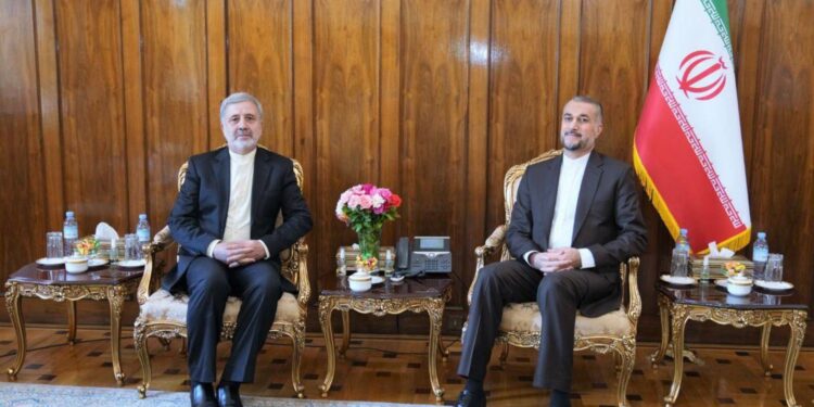 السفير الإيراني يلتقي عبداللهيان “قبل التوجه إلى الرياض”