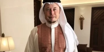 إيلون ماسك يظهر بالزي الخليجي ويسمي نفسه الشيــــخ