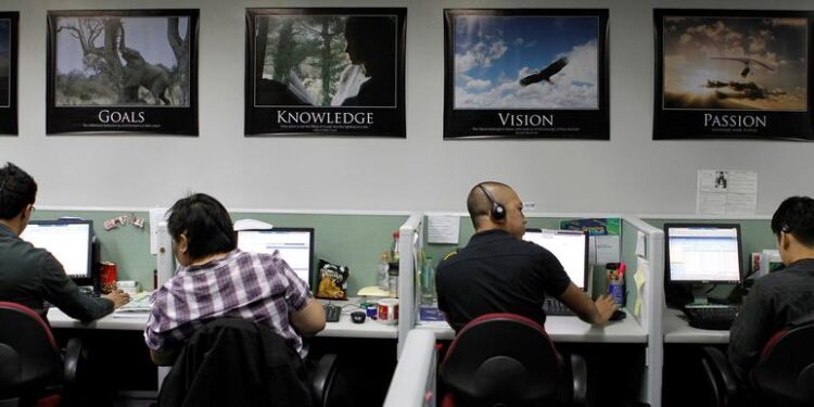 شات GPT يعمل وراءها (مليون عامل فلبيني) .. تستغلهم الشركات لجعل البرنامج أكثر ذكاءً