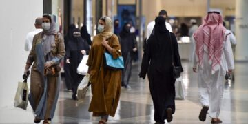 السعودية .. 8 عادات من إرث “الجائحة” يتمســك بها المجتمع