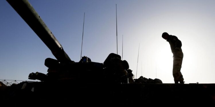 مالي .. مجموعات مسلحة تعلن السيطرة على مدينة رئيسة