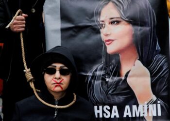 ايران .. اعتقال والد مهسا أميني ثم اطلاق سراحه بعد “تــحذيـره”