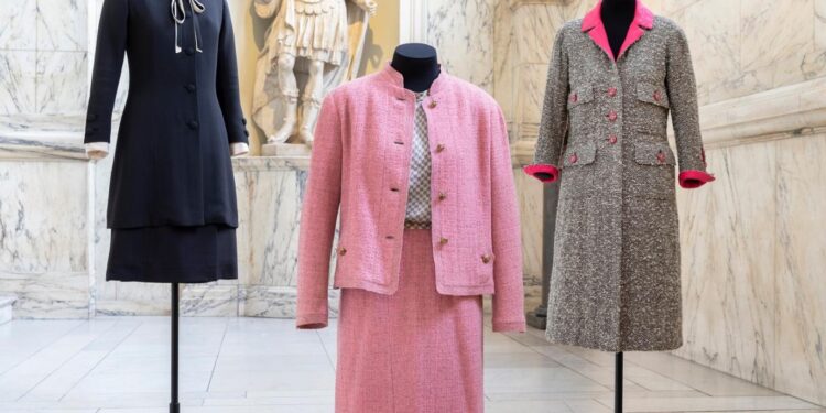 معرض بريطاني لأزياء شانيل و علاقته ” بالنازية “