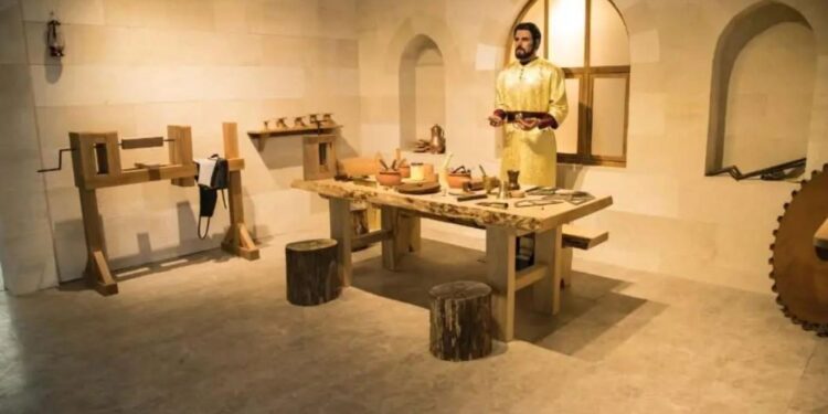 مخترع أول آلة شبيهــة بالإنسان