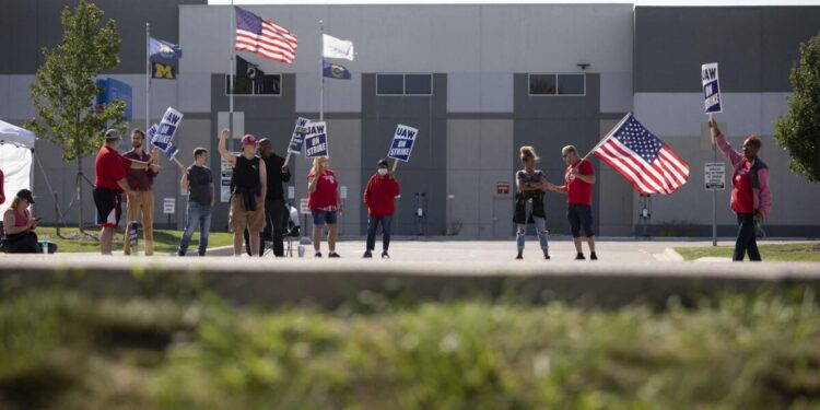 إضــراب “قطاع السيارات” يتوقف في كندا و “يوتر الأجواء” بأميركا