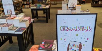 تطبيق الــ تيك توك “يجــدد علاقة” جيل الألفية بالكتـــاب