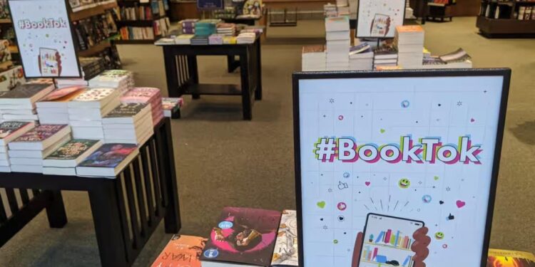 تطبيق الــ تيك توك “يجــدد علاقة” جيل الألفية بالكتـــاب