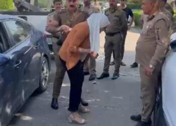 فيديو مسرب يكشف وجه مواطنة اثناء الاعتقال دون معرفة الاسباب ،، مما يعد تجاوز على حقوق الانسان