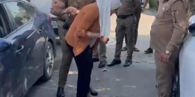 فيديو مسرب يكشف وجه مواطنة اثناء الاعتقال دون معرفة الاسباب ،، مما يعد تجاوز على حقوق الانسان