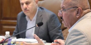 وزير الداخلية يوافق على المضي بتوطين رواتب الدرجات الخاصة والضباط