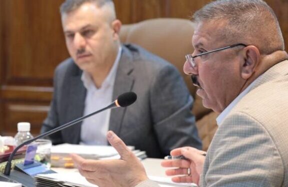 وزير الداخلية يوافق على المضي بتوطين رواتب الدرجات الخاصة والضباط