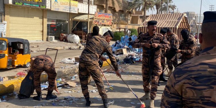 كربلاء .. الشرطة تواصل مهامها الأمنية لحماية الزائرين وتنفذ حملة تنظيف كبيرة في المحافظة