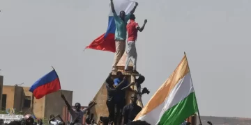 تصعاد وتيرة الاحتجاجات في محيط القاعدة العسكرية الفرنسيه