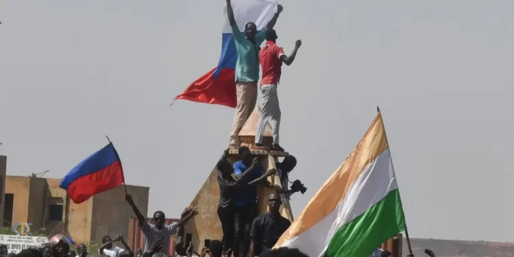 تصعاد وتيرة الاحتجاجات في محيط القاعدة العسكرية الفرنسيه