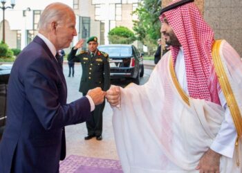 هل يزداد التوتر بين محمد بن سلمان وإدارة بايدن عقب قرار خفض إنتاج النفط السعودي؟