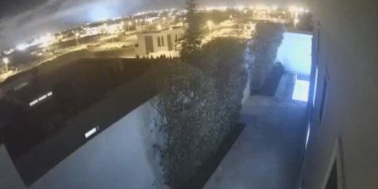 “وميض أزرق” غريب في سماء المغرب لحظة الزلزال