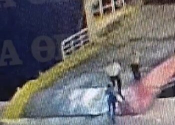 بعد أيام من فيديو “القتل غرقا”.. استقالة وزير البحرية اليوناني